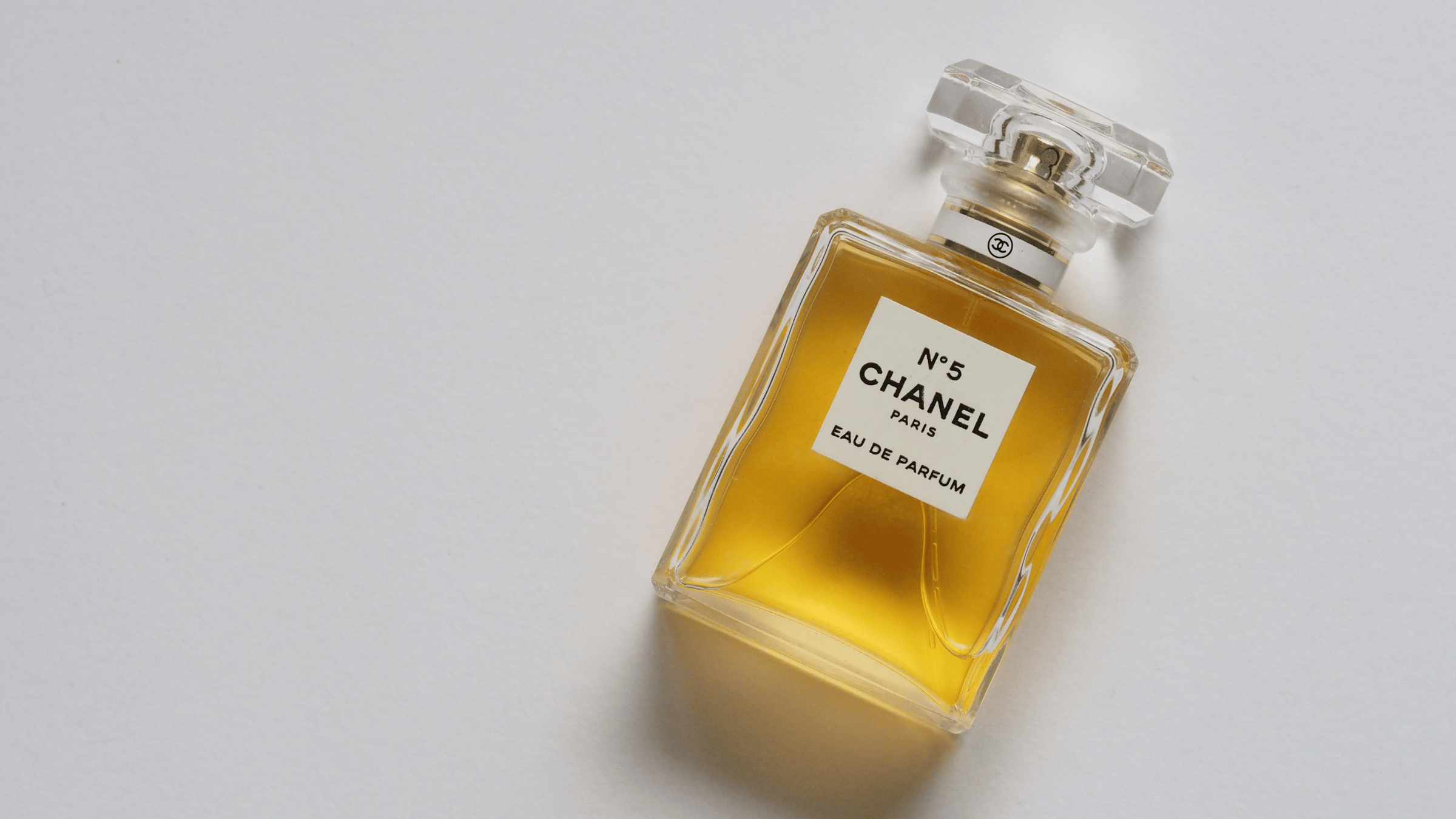 Bild på parfymen Chanel N5 som ligger på ett bord.
